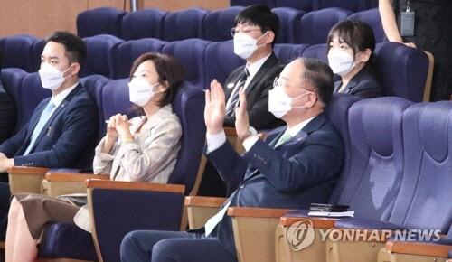 홍남기 경제부총리 겸 기획재정부 장관이 17일 정부서울청사 별관에서 열린 제2회 청년의 날 기념식에서 참석자들에게 손을 흔들고 있다.   연합뉴스